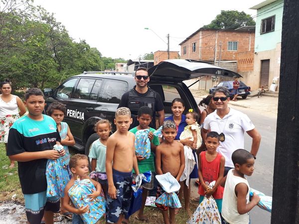 Peritos criminais se reúnem para fazer o natal de crianças de Cariacica mais feliz por Célio