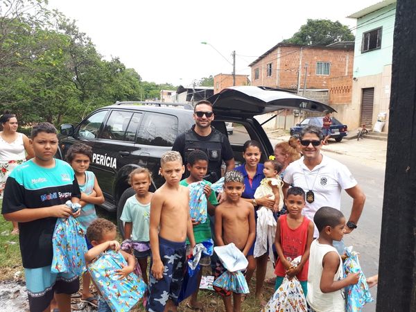 Peritos criminais se reúnem para fazer o natal de crianças de Cariacica mais feliz por Célio