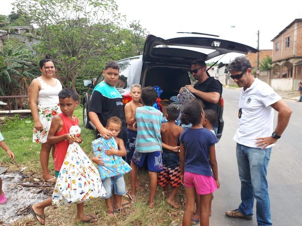 Peritos criminais se reúnem para fazer o natal de crianças de Cariacica mais feliz por Célio