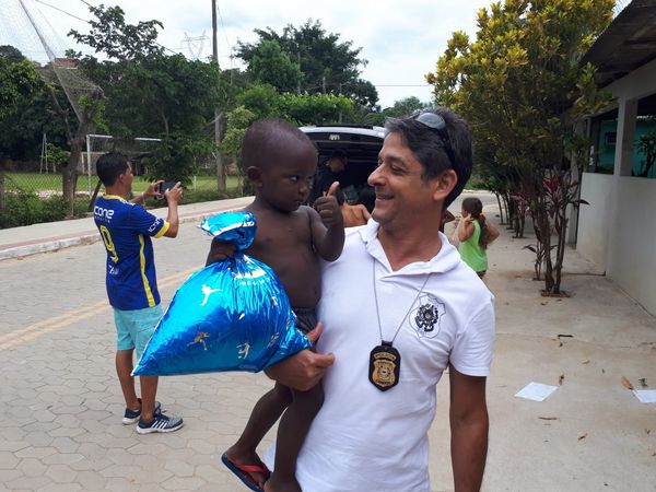 Peritos criminais se reúnem para fazer o natal de crianças de Cariacica mais feliz por Célio