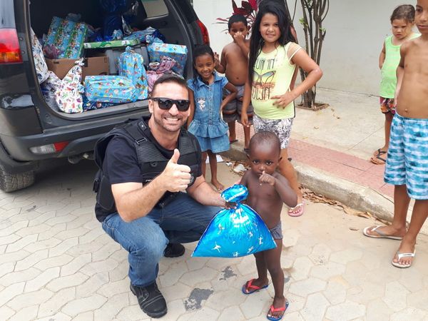 Peritos criminais se reúnem para fazer o natal de crianças de Cariacica mais feliz por Célio