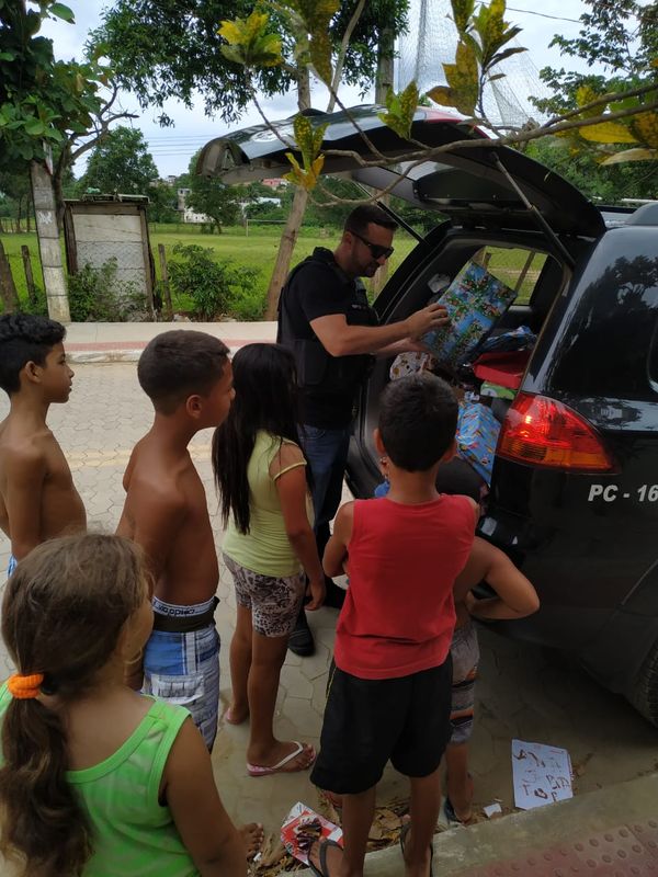 Peritos criminais se reúnem para fazer o natal de crianças de Cariacica mais feliz por Célio