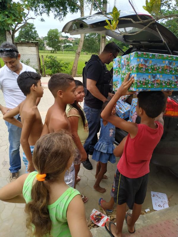 Peritos criminais se reúnem para fazer o natal de crianças de Cariacica mais feliz por Célio