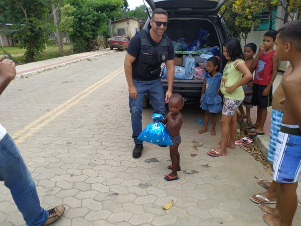 Peritos criminais se reúnem para fazer o natal de crianças de Cariacica mais feliz por Célio