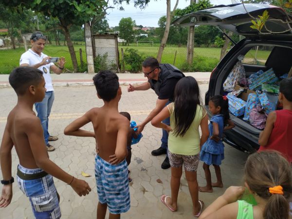 Peritos criminais se reúnem para fazer o natal de crianças de Cariacica mais feliz por Célio