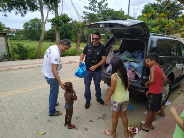 Peritos criminais se reúnem para fazer o natal de crianças de Cariacica mais feliz por Célio