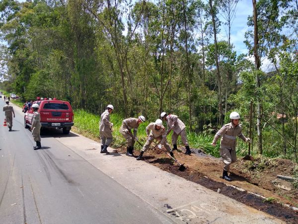 Carreta tombou no Km 140, da BR 262, em Ibatiba por Corpo de Bombeiros 
