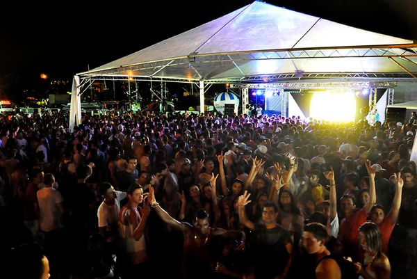 Festa de Réveillon na Praia do Anil, em Angra dos Reis (RJ) por Divulgação