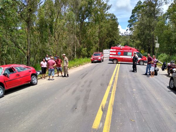 Houve vazamento de diesel do caminhão, mas as equipes do Corpo de Bombeiros fizeram a contenção por Corpo de Bombeiros 