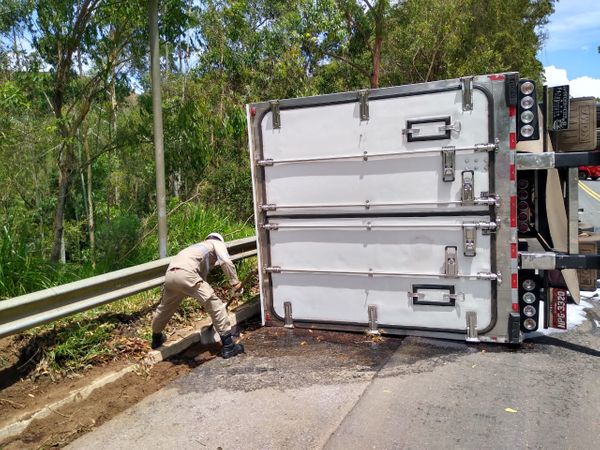Segundo Corpo de Bombeiros, motorista sofreu apenas escoriações por Corpo de Bombeiros 