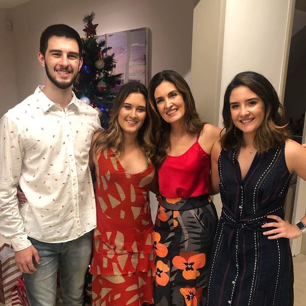 Fátima Bernardes e os trigêmeos no Natal por Reprodução/Instagram