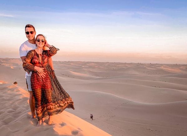  Arthur Bautz e Debora Lazzari: férias em Dubai. O réveillon do casal será na Tailândia. Crédito: Divulgação