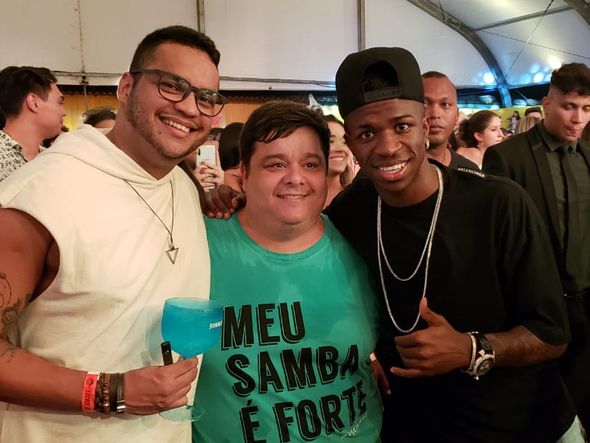 André Honorato, Toninho Boechart posaram com o jogador Vinicius Junior por Coala Creative