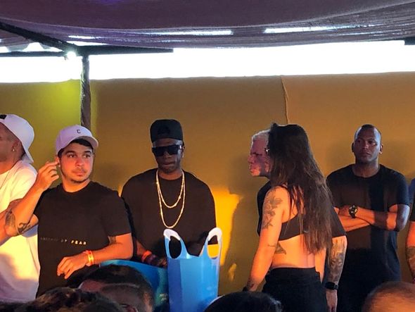 Atacante do Real Madrid, Vinicius Junior curte show de pagode em Guarapari por Abdo Filho