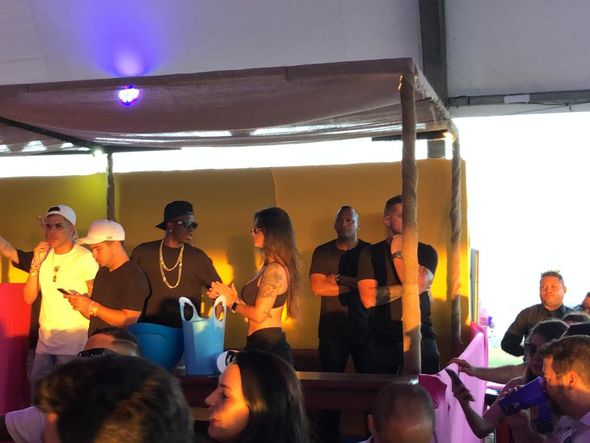 Atacante do Real Madrid, Vinicius Junior curte show de pagode em Guarapari por Abdo Filho