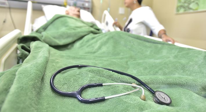 Números atualizados pelo governo do Distrito Federal mostram que, na tarde de segunda-feira (22) havia 411 pacientes que aguardam uma vaga de UTI para tratamento contra o coronavírus