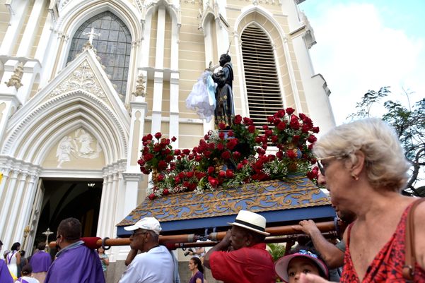 Data: 27/12/2019 - ES - Vitória - Procissão de São Benedito - A caminhada saiu da Igreja do Rosário e foi até a Catedral de Vitória - Editoria: Cidades - Foto: Fernando Madeira - GZ por Fernando Madeira
