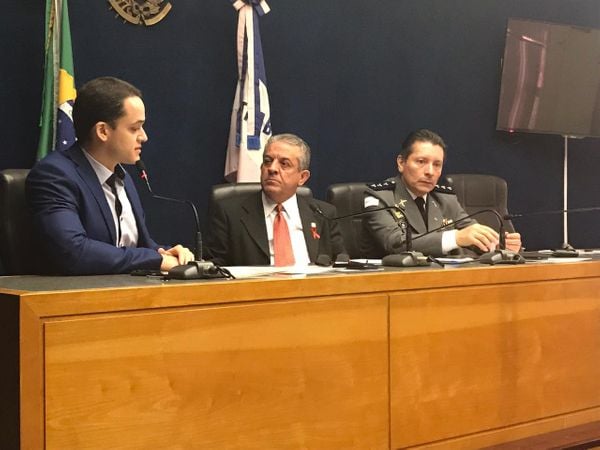 Deputado Lorenzo Pazolini (à esquerda), Delegado Danilo Bahiense (centro) e Capitão Assumção durante reunião da Comissão de Segurança da Assembleia
