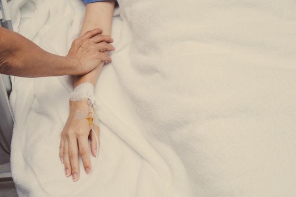 Doente - Paciente terminal no leito: cuidados paliativos se tornam uma opção para evitar sofrimento