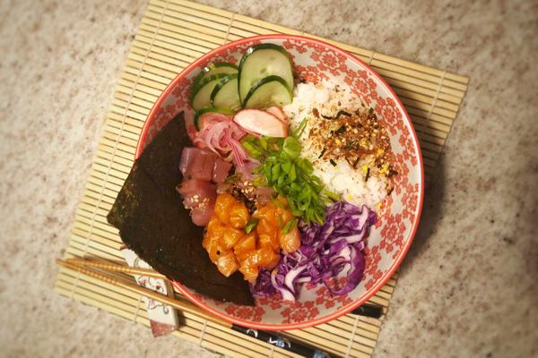 Saiba como fazer poke, prato com salmão e arroz; veja receita