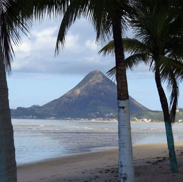 Ilha do Gambá em Piúma é ponto ideal para caminhada e banho de mar em águas calmas por Sarah B