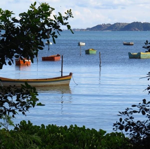 Ilha do Gambá em Piúma é ponto ideal para caminhada e banho de mar em águas calmas por Sarah B