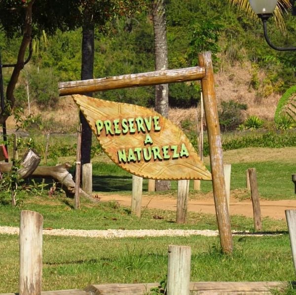 Ilha do Gambá em Piúma é ponto ideal para caminhada e banho de mar em águas calmas por Sarah B