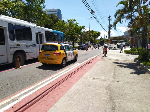 Carro pega fogo na Avenida Beira Mar, em Vitória. (30/12/2019) por Rafael Silva