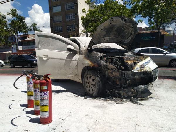 Carro pega fogo na Avenida Beira Mar, em Vitória. (30/12/2019) por Rafael Silva