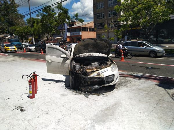 Carro pega fogo na Avenida Beira Mar, em Vitória. (30/12/2019) por Rafael Silva