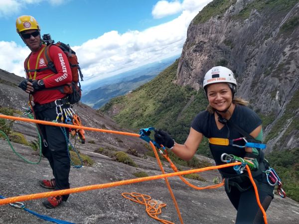 Daniele e Naudimar escalam o pico juntos. Crédito: Naudimar Fernando Tenis