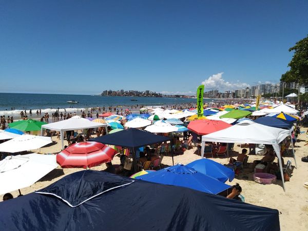 Multidão de turistas toma a Praia do Morro, em Guarapari por Caique Verlí