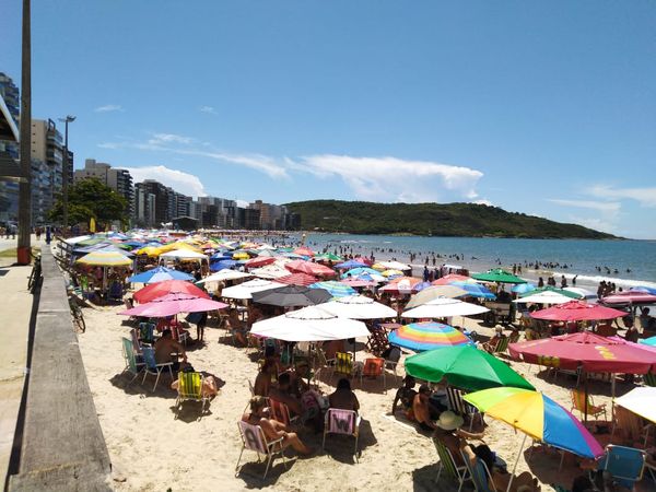Multidão de turistas toma a Praia do Morro, em Guarapari por Caique Verlí