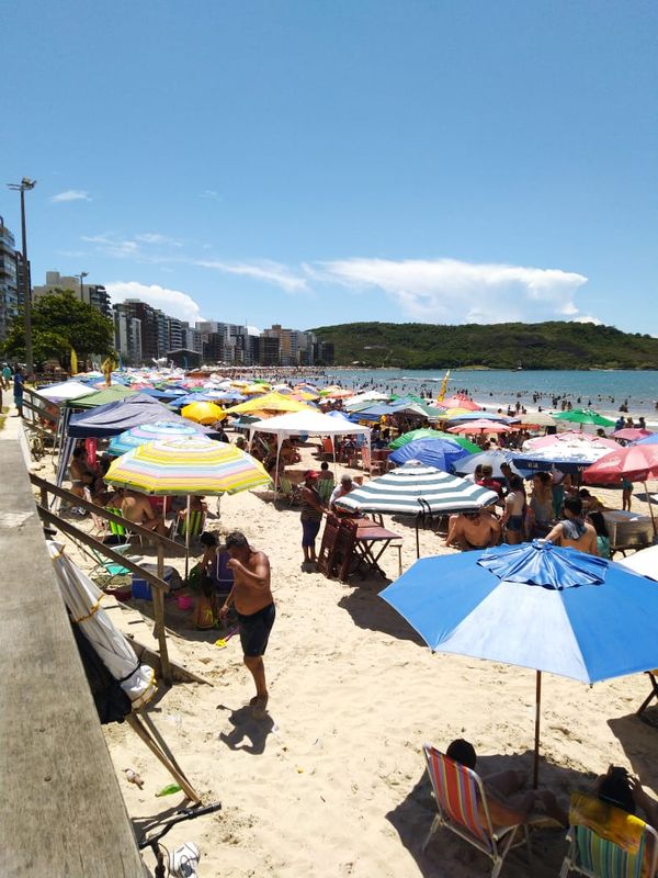 Multidão de turistas toma a Praia do Morro, em Guarapari por Caique Verlí