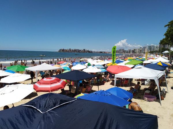Multidão de turistas toma a Praia do Morro, em Guarapari por Caique Verlí