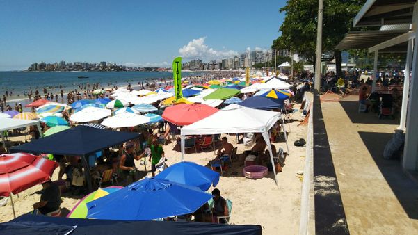 Multidão de turistas toma a Praia do Morro, em Guarapari por Caique Verlí