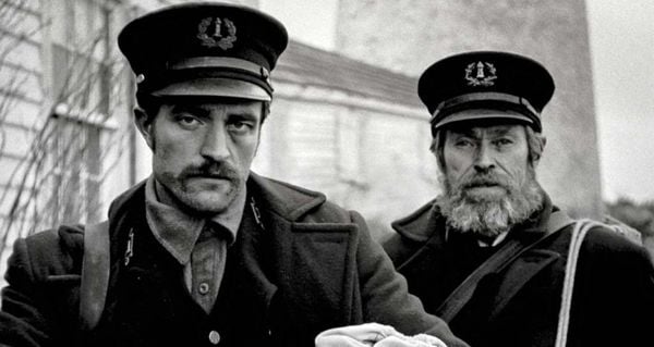 Robert Pattinson e Willem Dafoe em "O Farol". Crédito: Vitrine Filmes/Divulgação