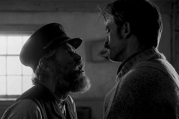 Robert Pattinson e Willem Dafoe em "O Farol". Crédito: Vitrine Filmes/Divulgação