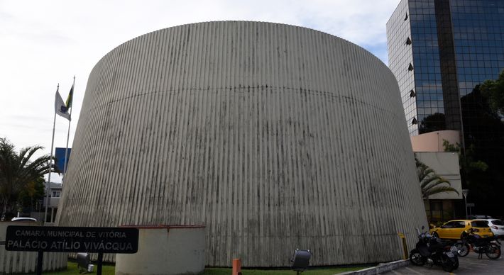 Nomeado para o cargo de diretor do Departamento Legislativo não tinha a qualificação exigida por resolução da própria Casa. Ministério Público foi acionado