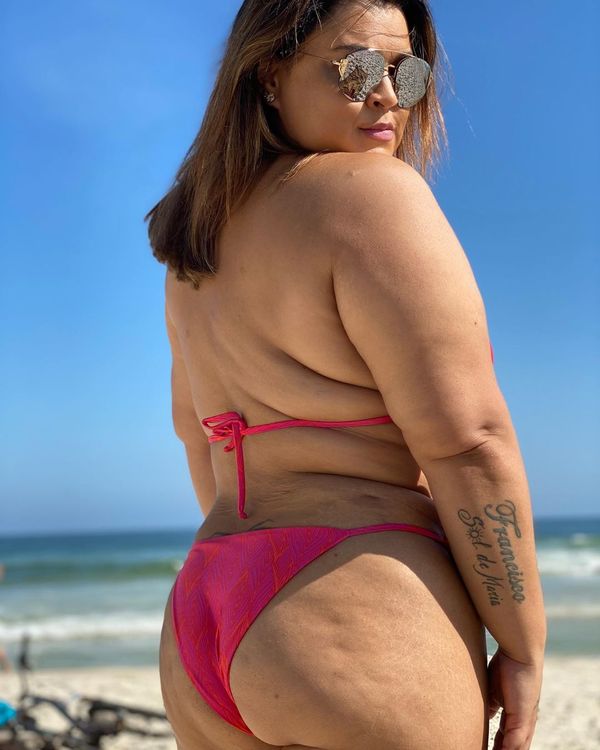 A cantora Preta Gil mostra seu estilo para a moda praia por Reprodução