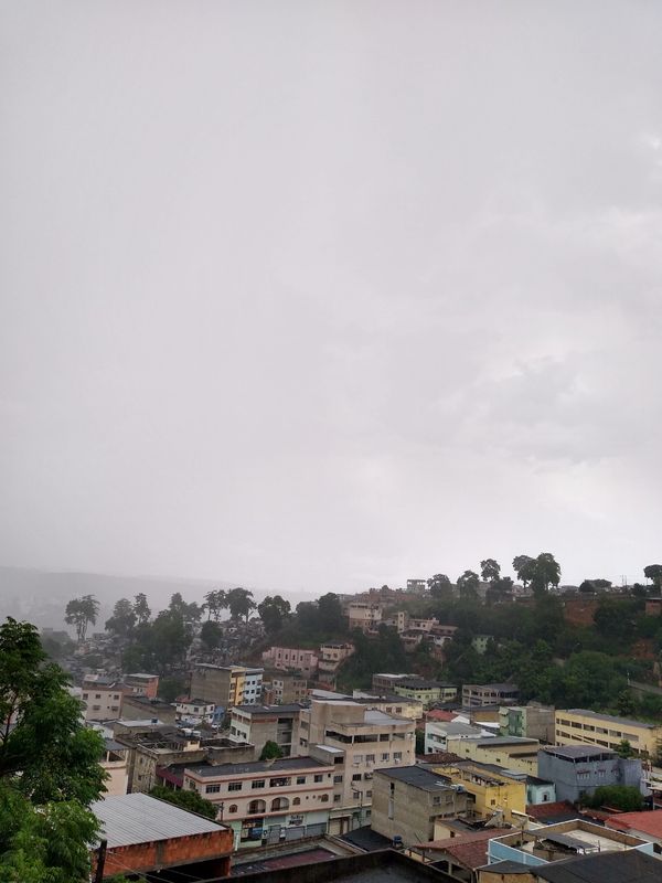 Temporal causa transtornos e provoca estragos em Colatina por Internauta