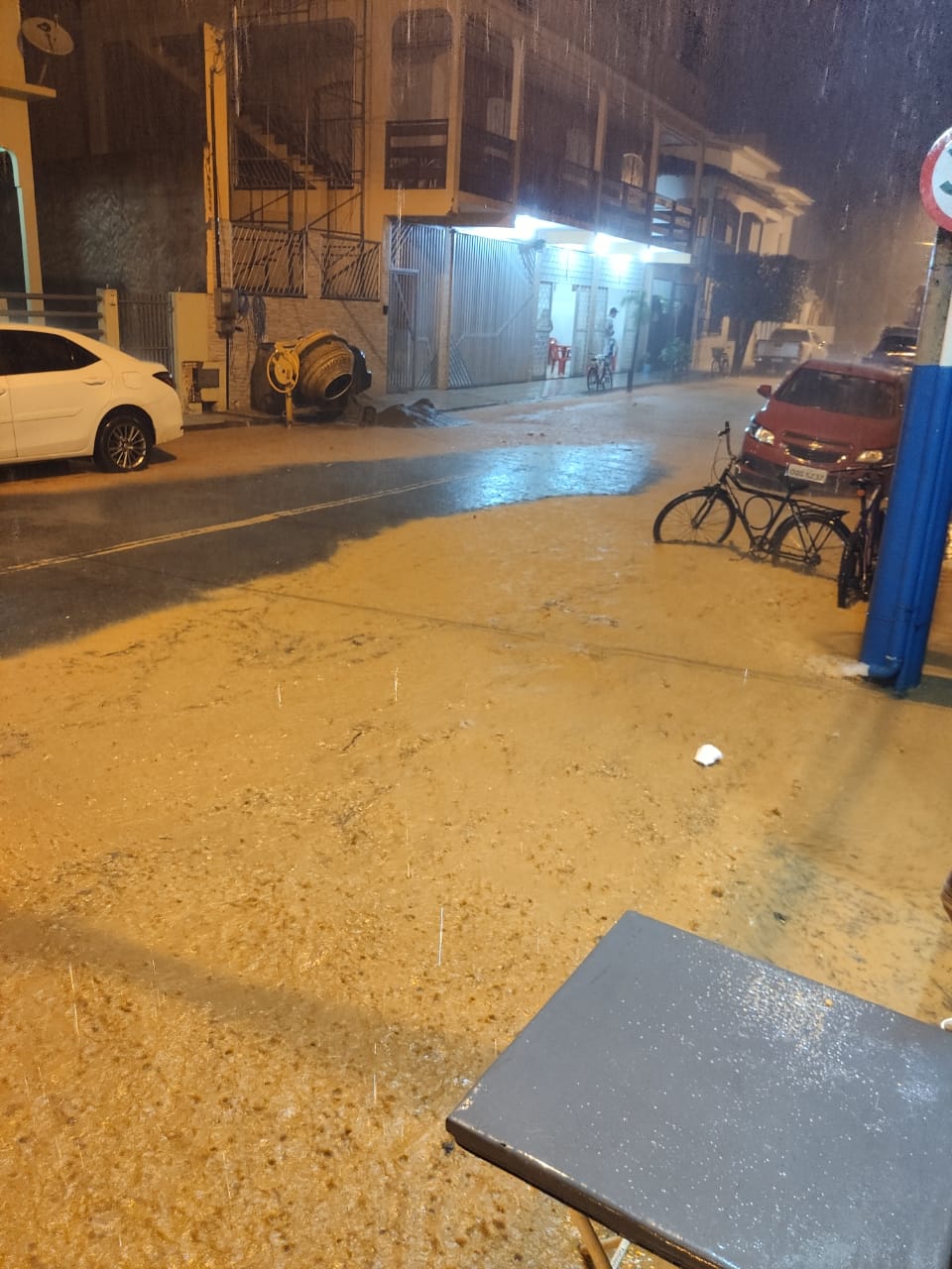As principais ruas de Itarana ficaram alagadas nesta sexta-feira (3)