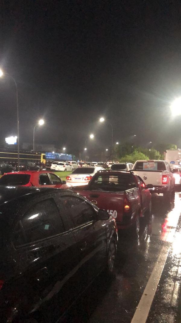 Chuva prejudica o trânsito na BR-101, Serra, próximo ao Makro por Kézia Castro