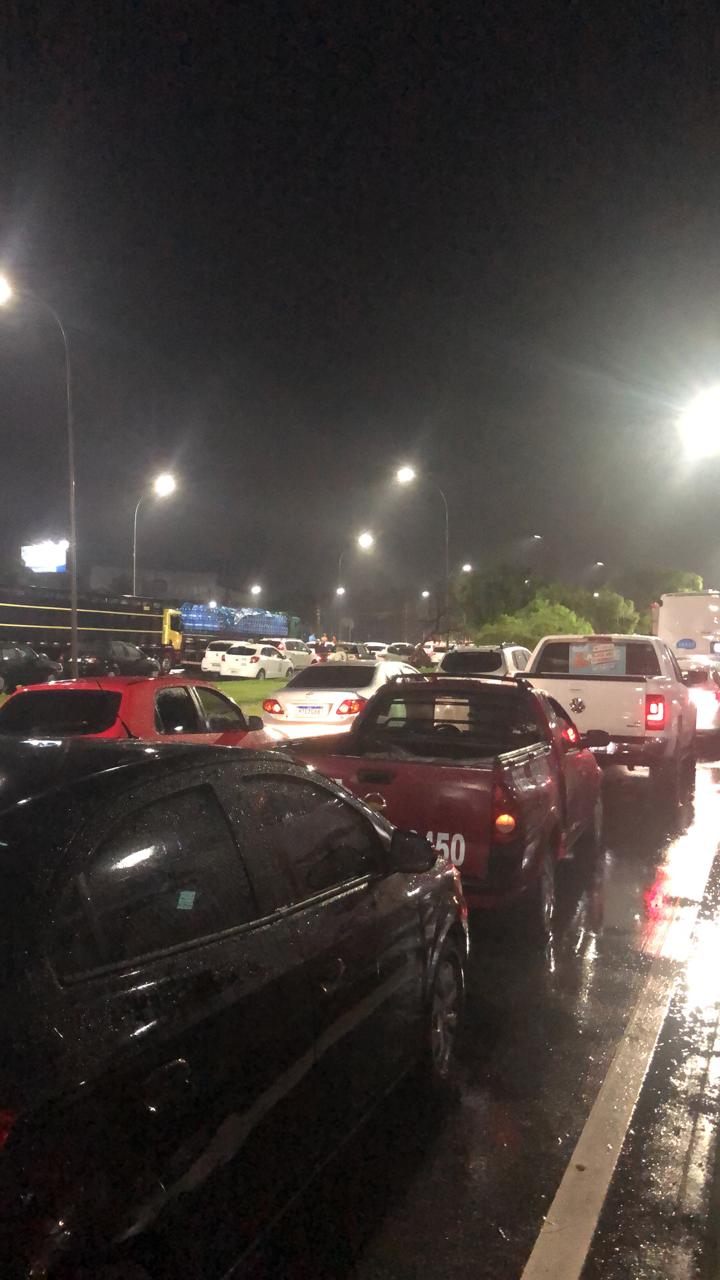 Chuva prejudica o trânsito na BR-101, Serra, próximo ao Makro