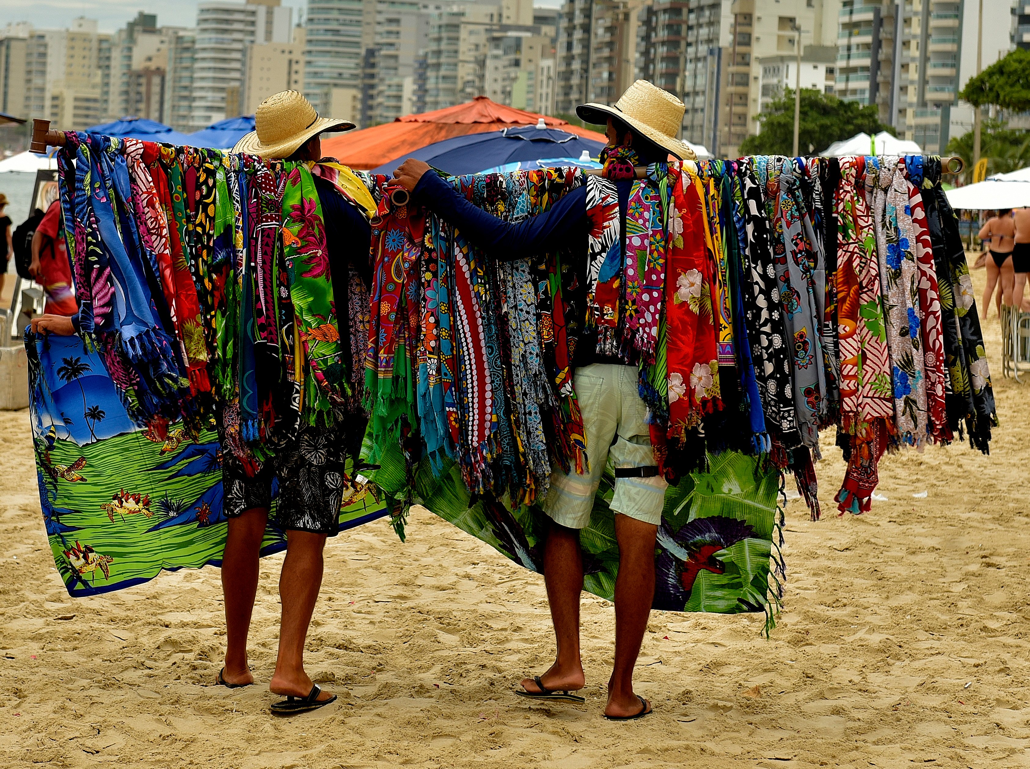 Ambulantes na Praia do Morro, em Guarapari 