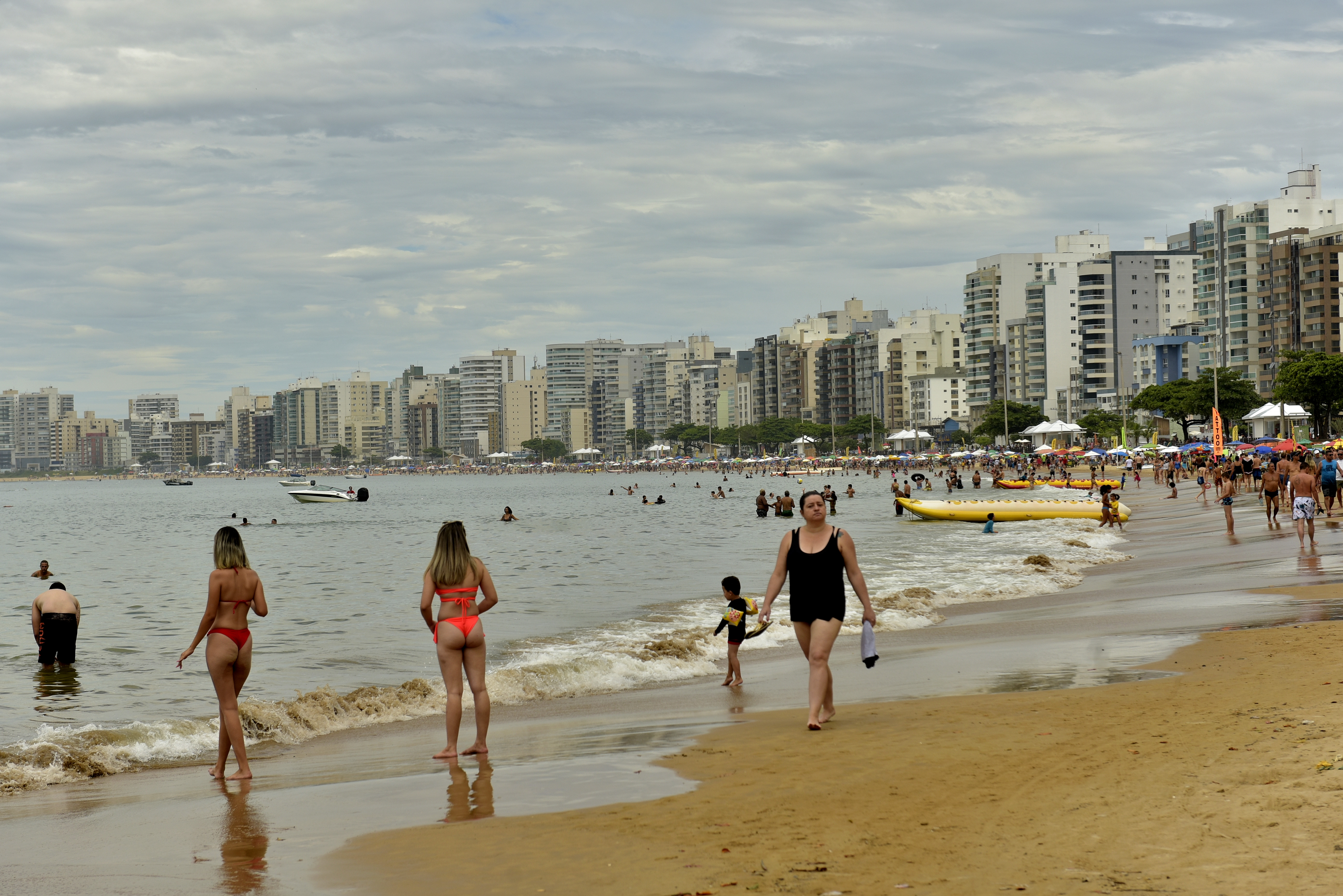 Banhistas se divertem na Praia do Morro, em Guarapari