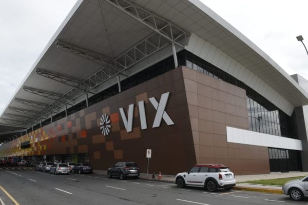 Fachada do Aeroporto de Vitória com símbolo da empresa administradora por Carlos Alberto Silva