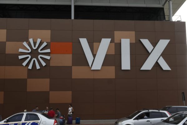 Fachada do Aeroporto de Vitória com símbolo da nova empresa administradora  por Carlos Alberto Silva