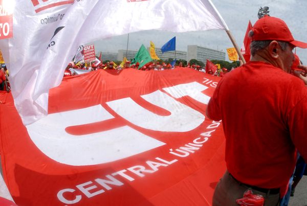 Manifestação de militantes da CUT nas ruas: o fim do Imposto Sindical prejudicou as finanças da Central 