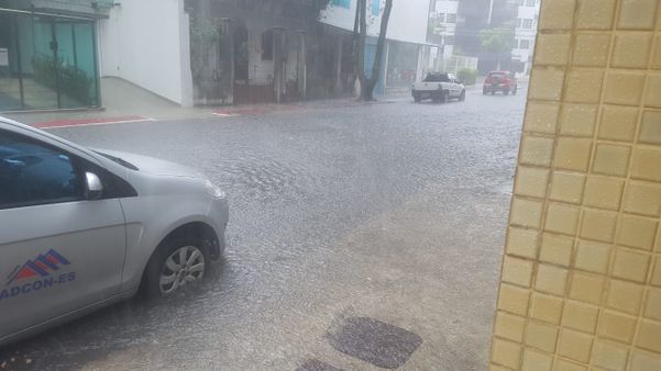 Rua alagada em Jardim da Penha por Caíque Verli